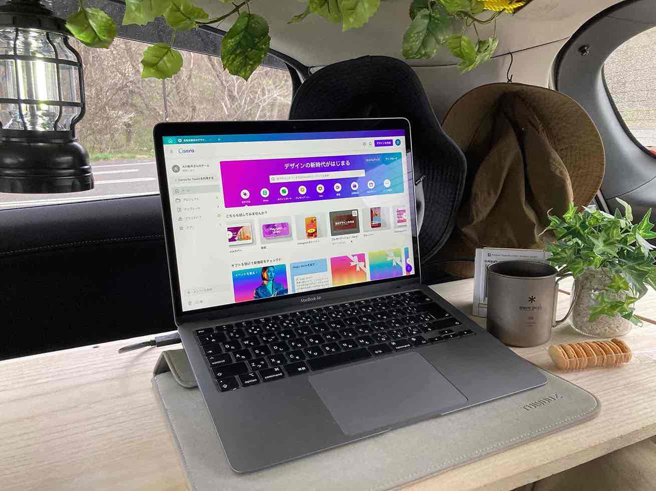 車内で仕事をする様子