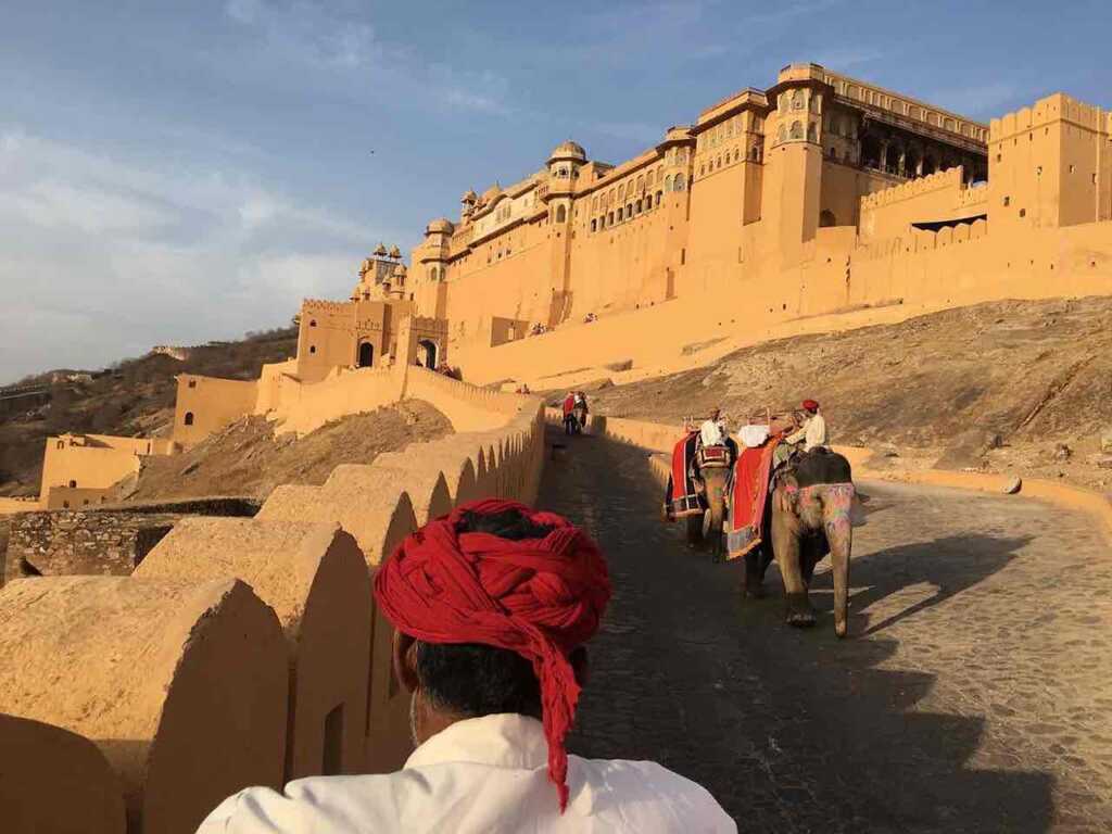 象タクシーに乗って丘の上のアンベール城へ