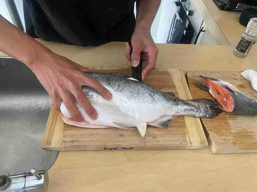 サーモンを捌く様子