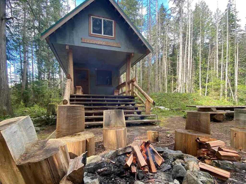 ハットに戻って焚き火